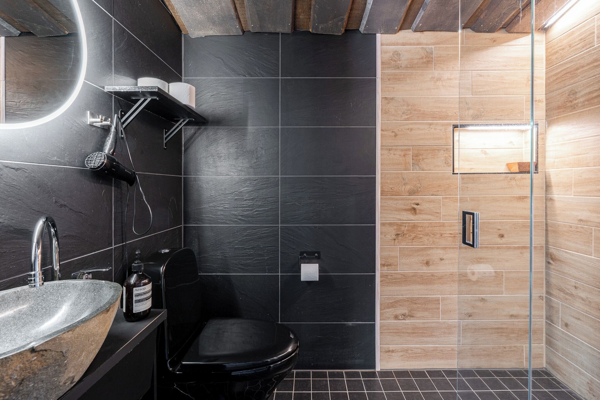 Superior-studio, järvinäköala | Kylpyhuone | Suihku, pyyhkeet, vessapaperi
