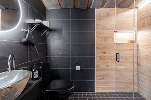 Superior-studio, järvinäköala | Kylpyhuone | Suihku, pyyhkeet, vessapaperi
