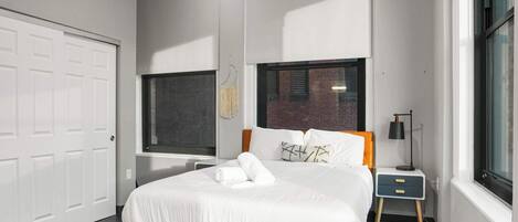 1 dormitorio, tabla de planchar con plancha, wifi y ropa de cama