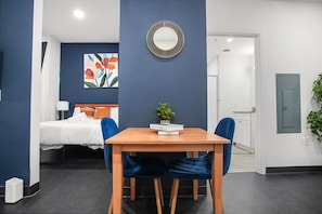 1 habitación, tabla de planchar con plancha, wifi y ropa de cama