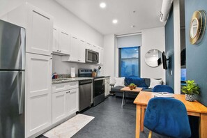 Refrigerador, microondas, horno, placa de cocina