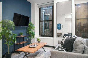 Televisión y oficina 