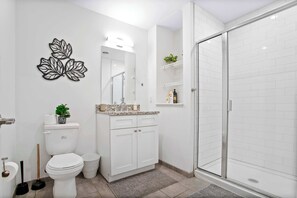 Regadera, secadora de cabello, toallas 