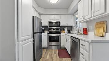 Een koelkast, een magnetron, een oven, een kookplaat