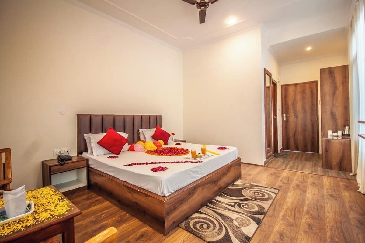 Deluxe Room | Rollaway beds, bed sheets
