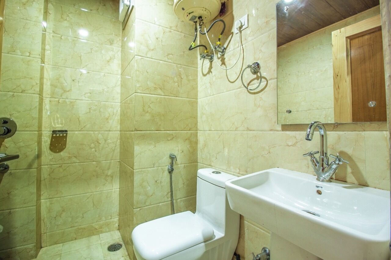 Un baño con ducha, inodoro y lavabo.