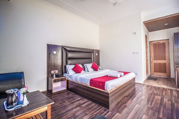 Double Room | Rollaway beds, bed sheets