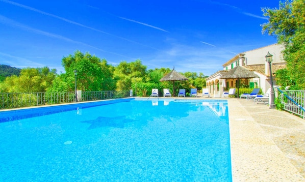 Vila | Piscina | Piscina interna, piscina externa