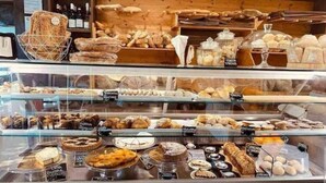 A bakery display case with various baked goods and pastries. - Centro & Mare - Rooms & Suites (Termoli)