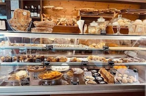 Tägliches inbegriffenes kontinentales Frühstück