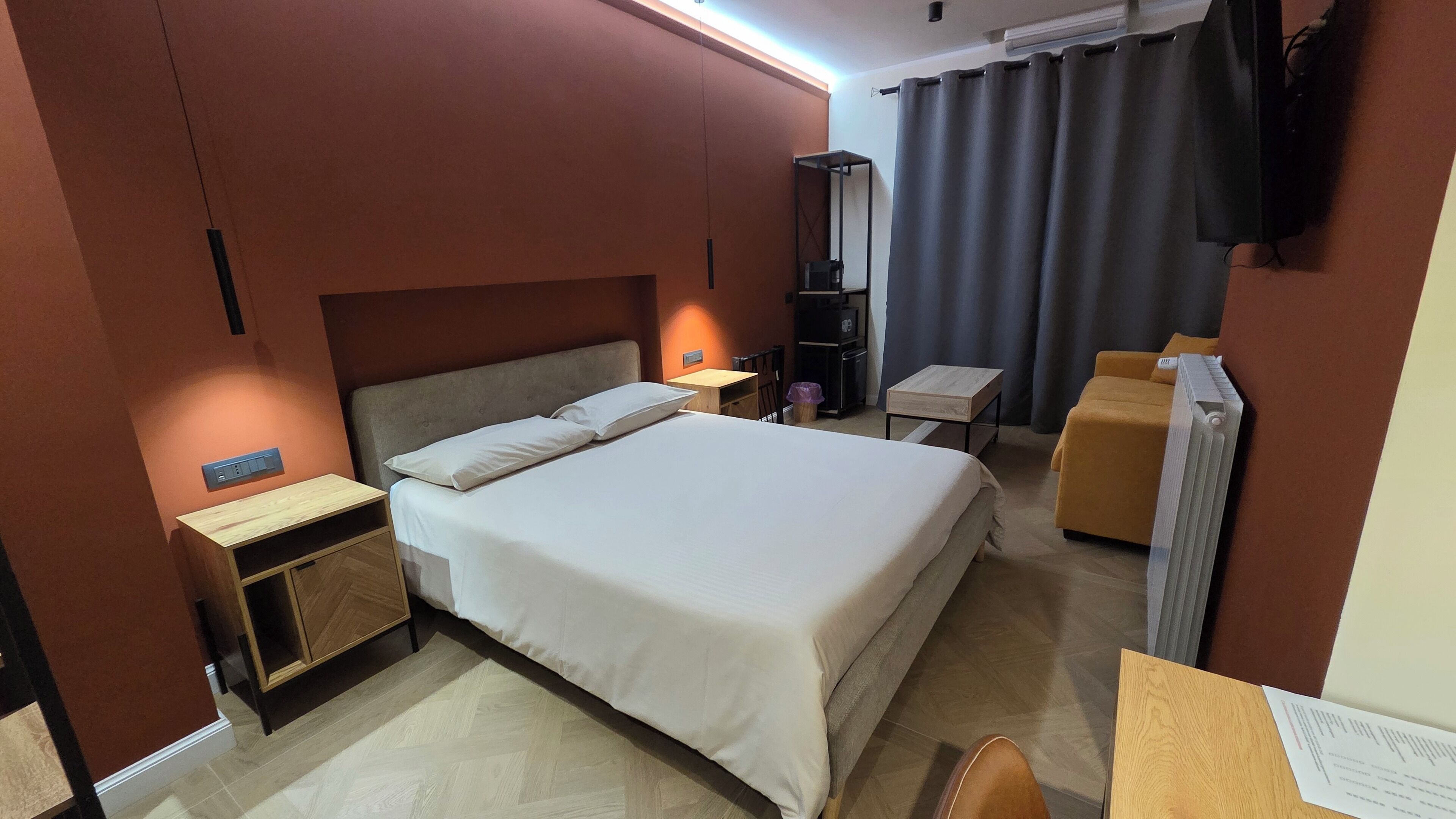 Tripla Luxury | Cassaforte in camera, una scrivania, postazione laptop, insonorizzazione