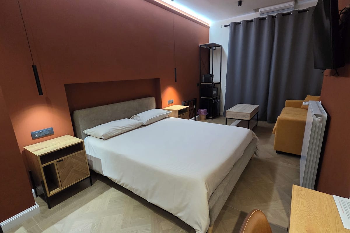 Luxury Triple Room | In-room safe, desk, laptop workspace, soundproofing