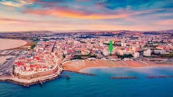 Playa privada, playa de arena blanca, sombrillas y 5 bares en la playa