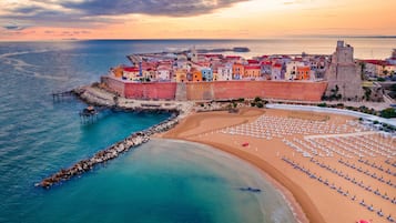 Spiaggia privata, sabbia bianca, ombrelloni, 5 bar sulla spiaggia