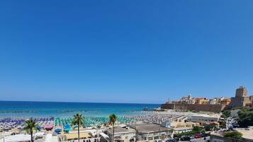 Privatstrand, weißer Sandstrand, Sonnenschirme, 5 Strandbars