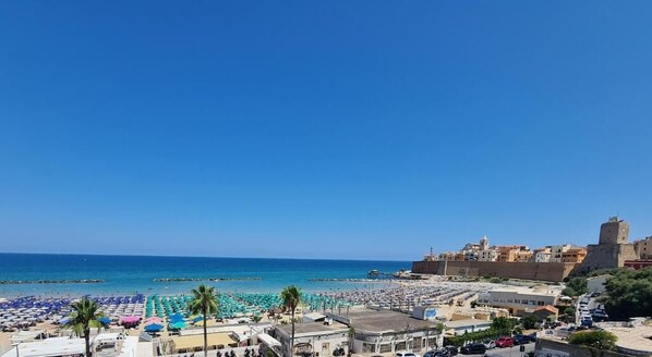 Private beach, white sand, beach umbrellas, 5 beach bars