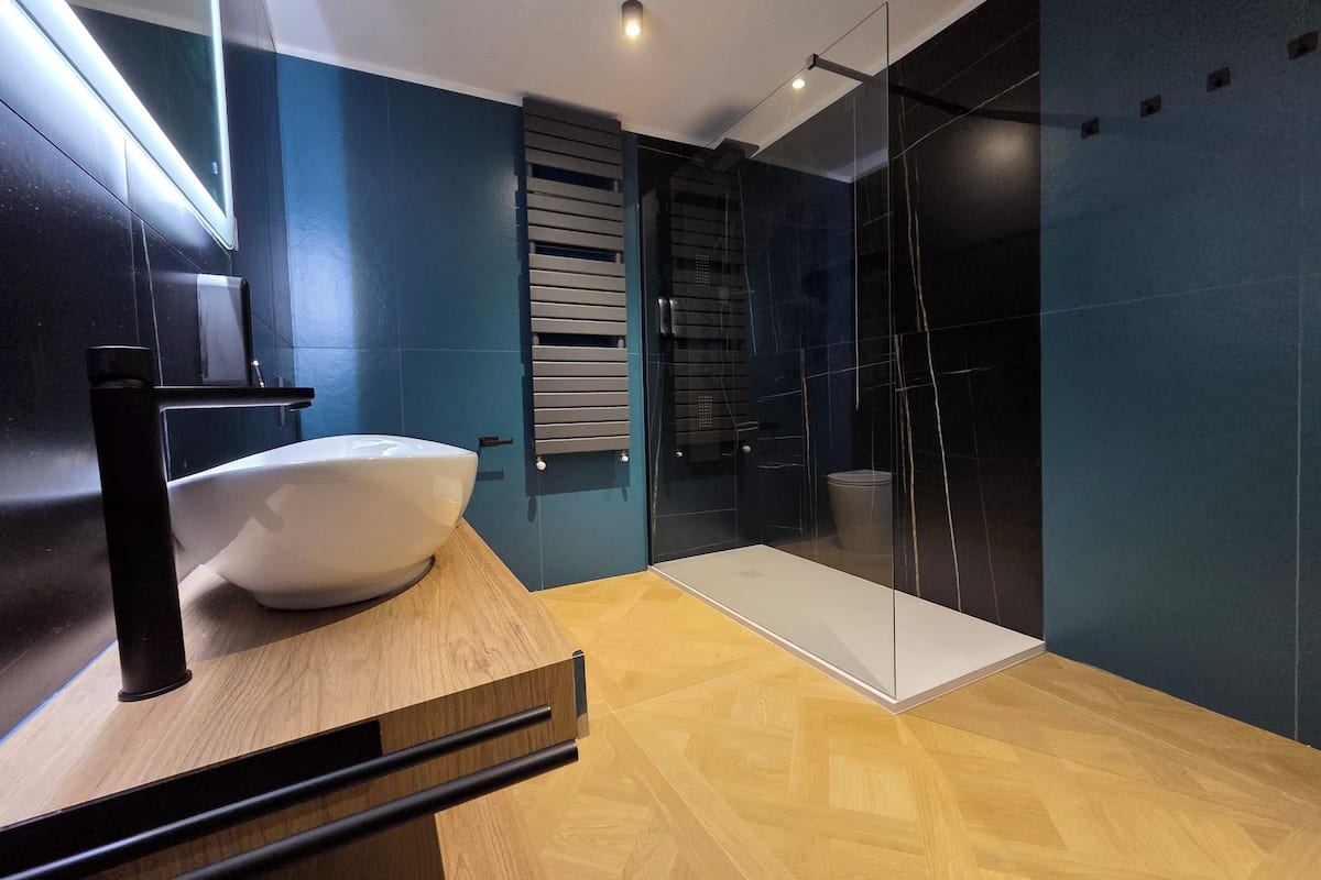 Suite Supérieure, 2 chambres, douche accessible en fauteuil roulant, four à micro-ondes | Salle de bain