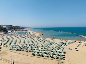 Private beach, white sand, beach umbrellas, 5 beach bars