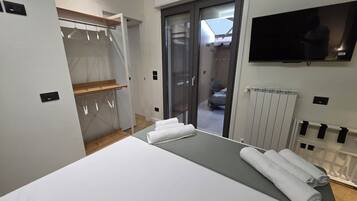 Zimmersafe, Schreibtisch, laptopgeeigneter Arbeitsplatz