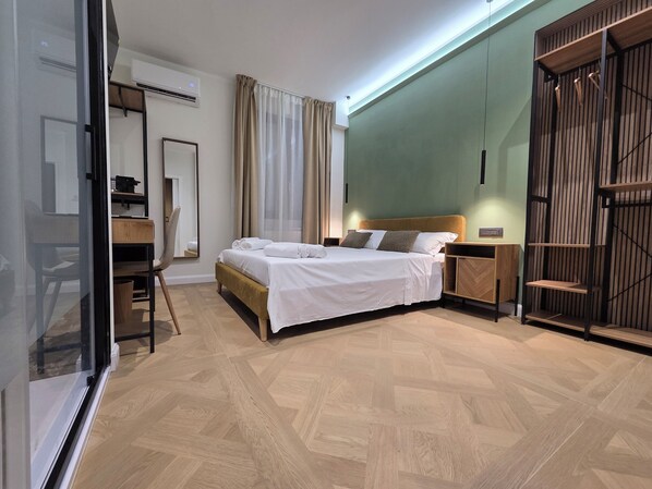 Caja de seguridad en la habitación y escritorio 