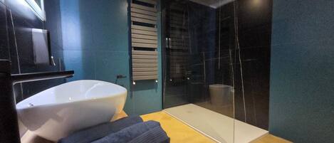 Suite Supérieure, 2 chambres, douche accessible en fauteuil roulant, four à micro-ondes | Salle de bain | Douche, sÚche-cheveux, peignoirs, serviettes fournies