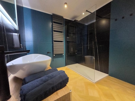 Superior Suite, 2 Bedrooms, Accessible, Microwave | Bathroom. Centro & Mare - Rooms & Suites