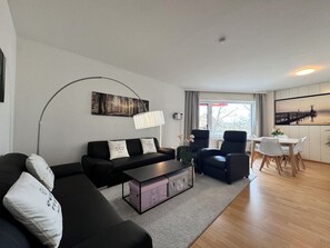 Televisie, tafelvoetbal, een tafeltennistafel en een stereo