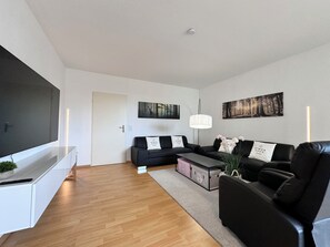 TV, tavolo da calcetto, tavolo da ping pong, impianto stereo