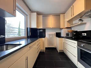 Een koelkast, een microgolfoven, een oven, een kookplaat