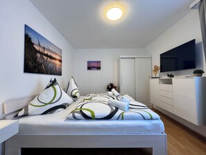 3 bedrooms, desk, iron/ironing board, free WiFi