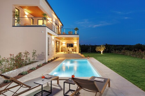Romantic villa with sauna, jacuzzi & heated pool for couples in Istria