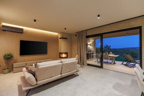 Smart TV, fireplace