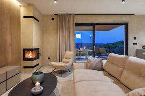 Smart TV, fireplace