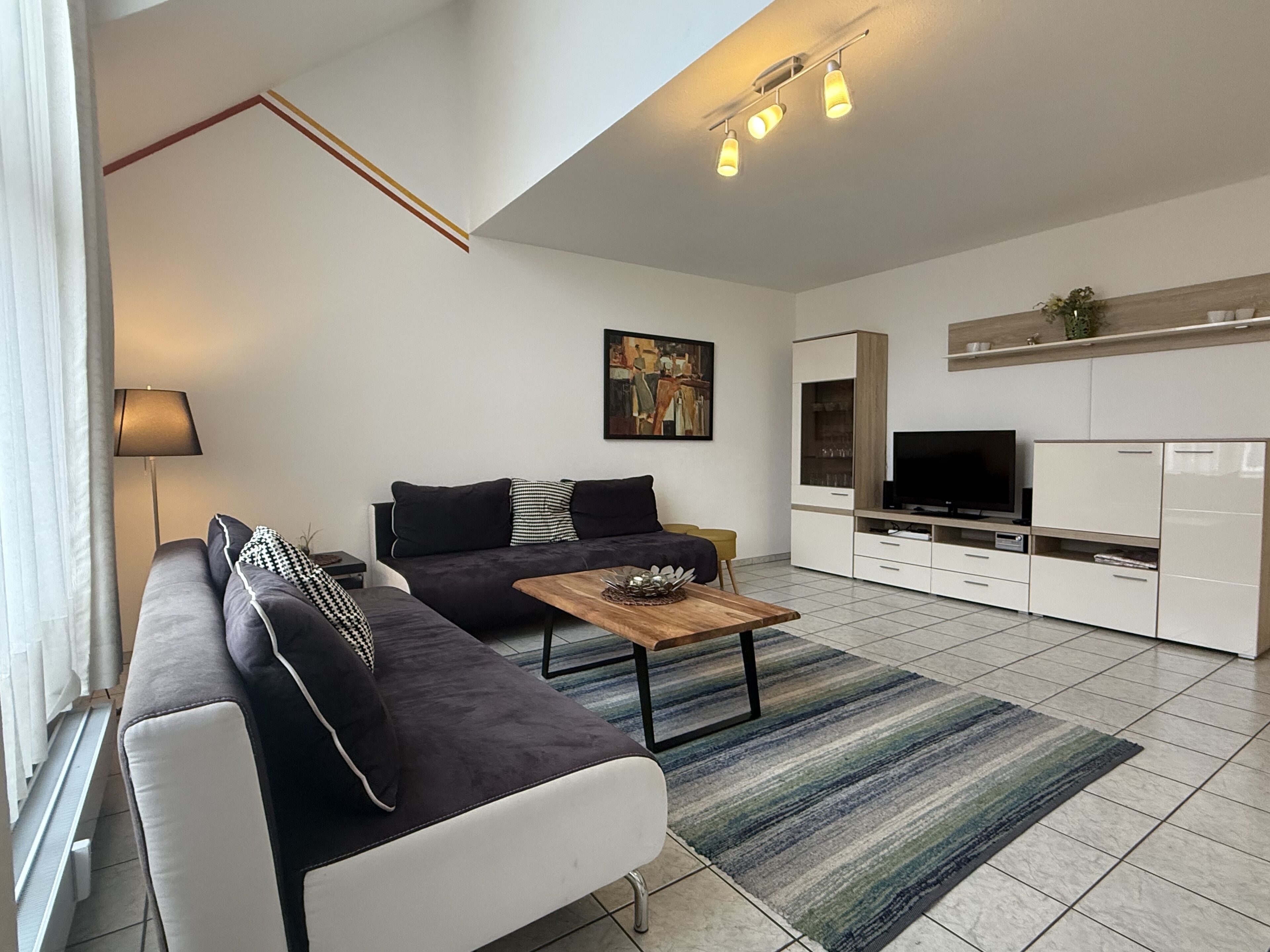 Una televisión, libros, un reproductor estéreo