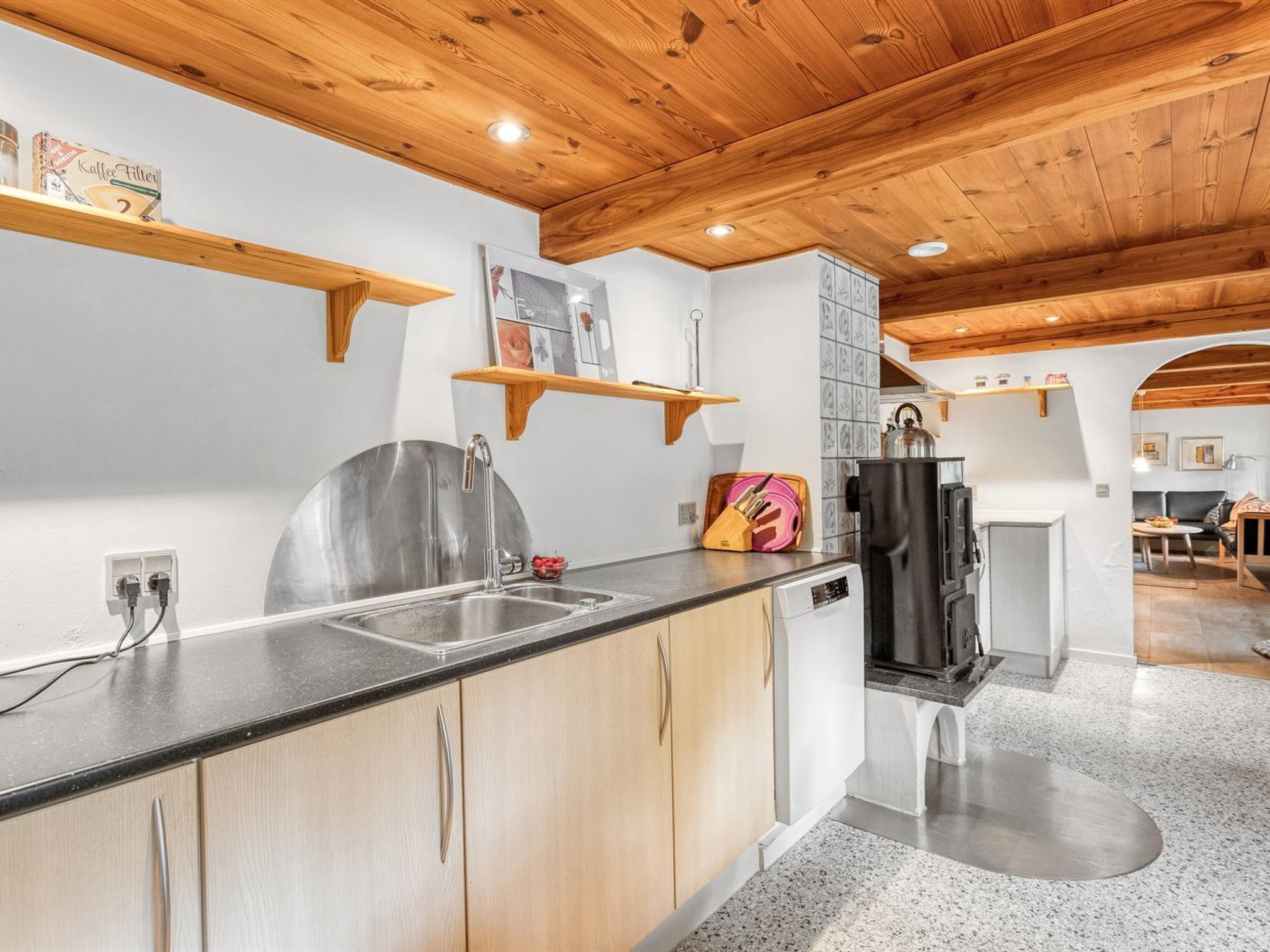 Kühlschrank, Mikrowelle, Geschirrspüler, Kochgeschirr/Geschirr/Besteck