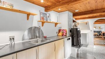 Kühlschrank, Mikrowelle, Geschirrspüler, Kochgeschirr/Geschirr/Besteck