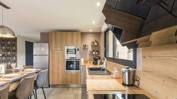 Een koelkast, een microgolfoven, een vaatwasser