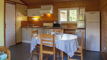 Een microgolfoven, een vaatwasser, een koffiezetapparaat/waterkoker