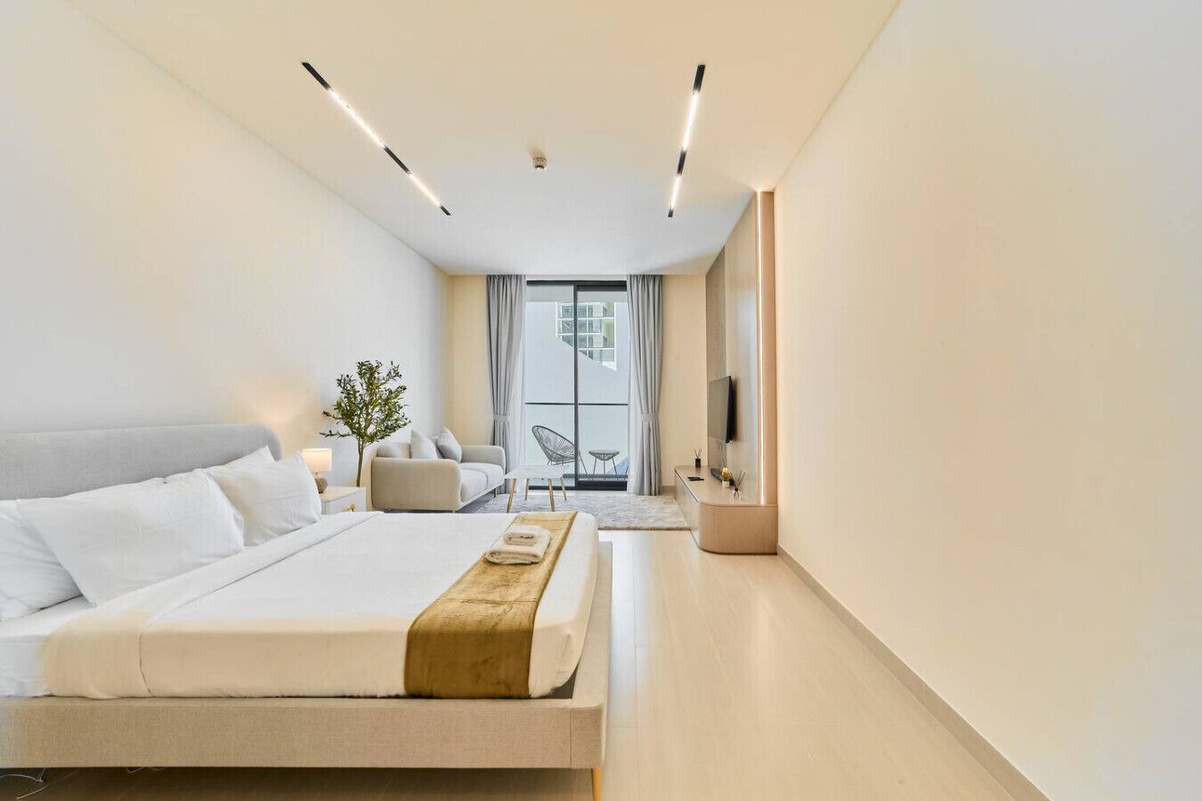 Desk, iron/ironing board, WiFi, bed sheets