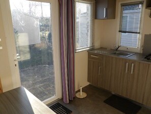 Fridge, microwave, coffee/tea maker - Mobile home with terrace - 2 persons (Saint-Sornin)