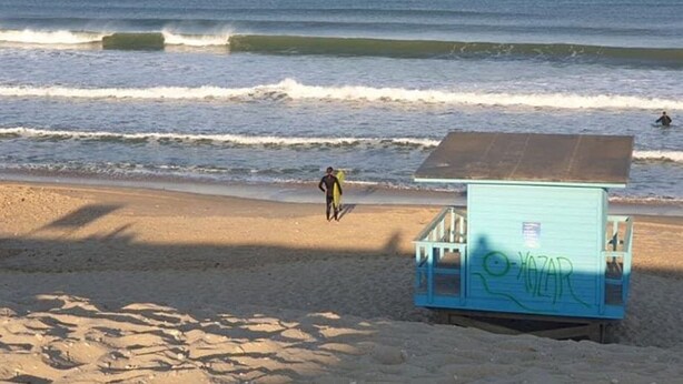 Une tour de surveillance de plage ornée de graffitis.