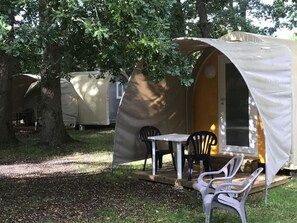 Outdoor dining - Spacious chalet with terrace, 3 bedrooms, sleeps 6 (Vendays-Montalivet)