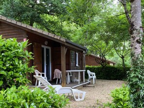 Terrace/patio - Chalet with Terrace in Sauveterre-de-Rouergue, 2 Bedrooms, Fully Equipped (Sauveterre-de-Rouergue)