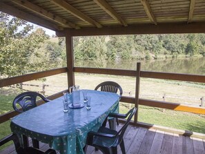 Outdoor dining - Spacious chalet for 8 people - Pond view - Terrace (Naucelle)