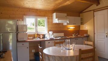 Een microgolfoven, een vaatwasser, een koffiezetapparaat/waterkoker