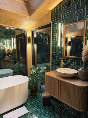 Gratis toiletartikler, hårtørrer, badekåber, hjemmesko