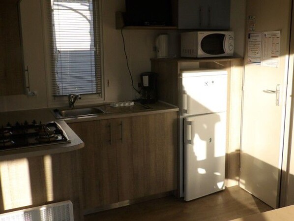 Refrigerador, microondas y cafetera y tetera 