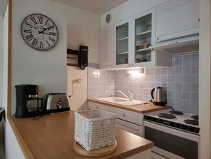 Réfrigérateur, four à micro-ondes, un four, lave-vaisselle