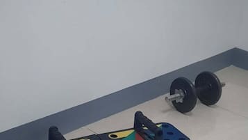 Shared Dormitory, 1 Bedroom, Smoking, Terrace | Studio kecergasan