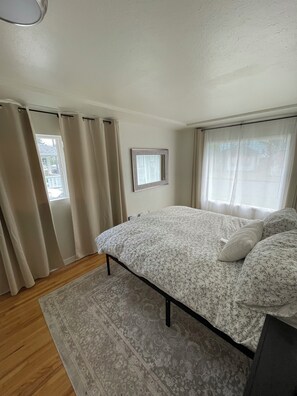 4 habitaciones, tabla de planchar con plancha, wifi y ropa de cama 